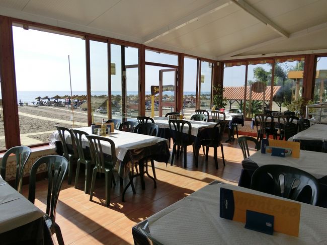 先ほど通り過ぎたお店に入りました。<br /><br />まだ11時前なので、お店はガラガラ。