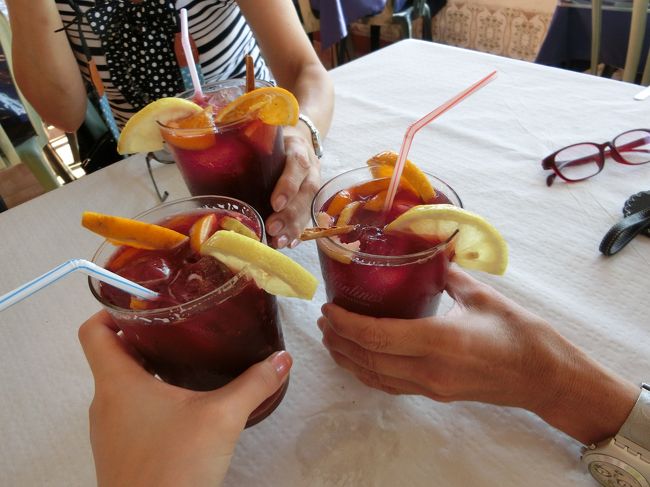 出てくるまでにちょっと時間がかかったサングリアでSalud！<br /><br />ここのは、ちゃんとフルーツもスパイスも見える形で出てきました。<br />しっかり作るのに、時間がかかったのね。<br />美味しくて、お酒もしっかり入ったサングリアは美味しい〜<br /><br />朝っぱらから慌ててではなく。<br />午後にまったりしながら飲みたかったね・・・というのが、3人の一致した意見でした。