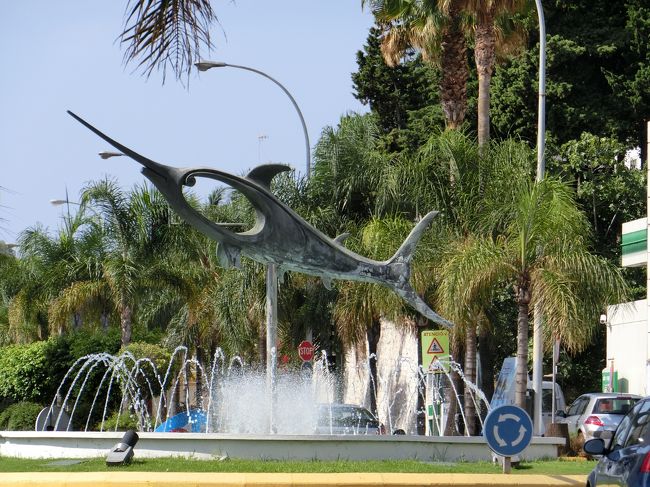 水着から洋服に着替えなければならないお二人とはいったん別れて、着替えの必要がない私はスーパーまでお水を調達に。<br />目印は、このかじきまぐろ。<br /><br />でも・・・日曜日なので、閉まっていました。<br />あとでホテルの方に、このそばのガソリンスタンドでなら買えることを教えていただきました。<br />日本でも車にはめったに乗らないから、そういうことには気づかない私。