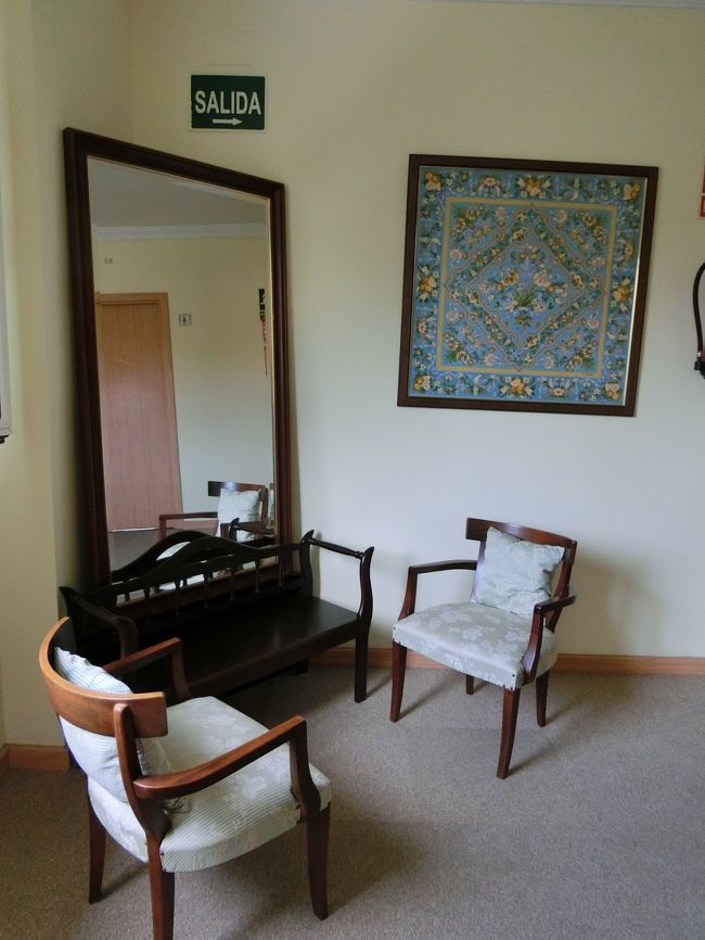 昨日とは光の当たり方が違うので、今日もホテルの中をパシャリ。<br /><br />こちらは、階段を上がってすぐのところ。