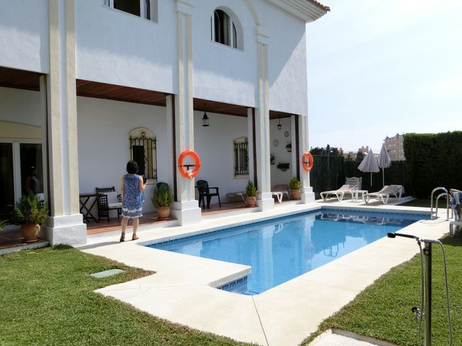 プールも、昼間のほうがステキ〜<br /><br />それでは、白い村に行ってきますが・・・ここではなく、別旅行記で紹介しますね。<br />後ろ姿のkuritchiさんは、白い村用に持参されたワンピース姿です！