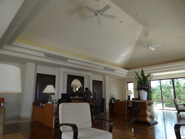 車から荷物をおろし、車はスタッフの方が<br />移動してくれます。<br /><br />こちらでチェックインです。