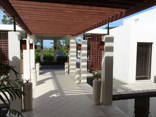 レセプションから見たホテルの玄関。<br />開放的な造りになってます。