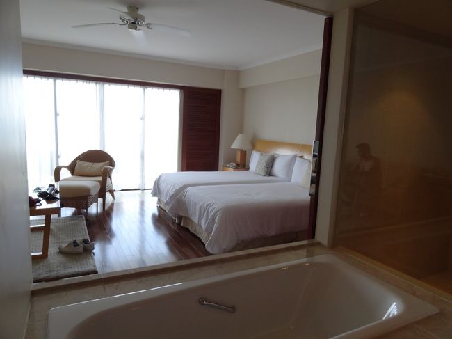 部屋はシンプルなんだけど、<br />この開放的なバスタブがいい感じっ(^0^)