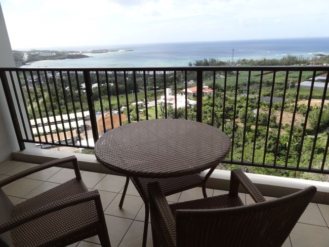 部屋からの眺め〜♪<br /><br />青空に青い海めっちゃ<br />気持ちイイなぁ(~0~)