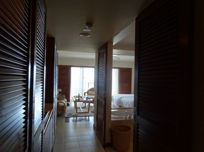 入るとこんな感じ〜。<br />右手に開放的なバスタブや<br />トイレなどがあります。