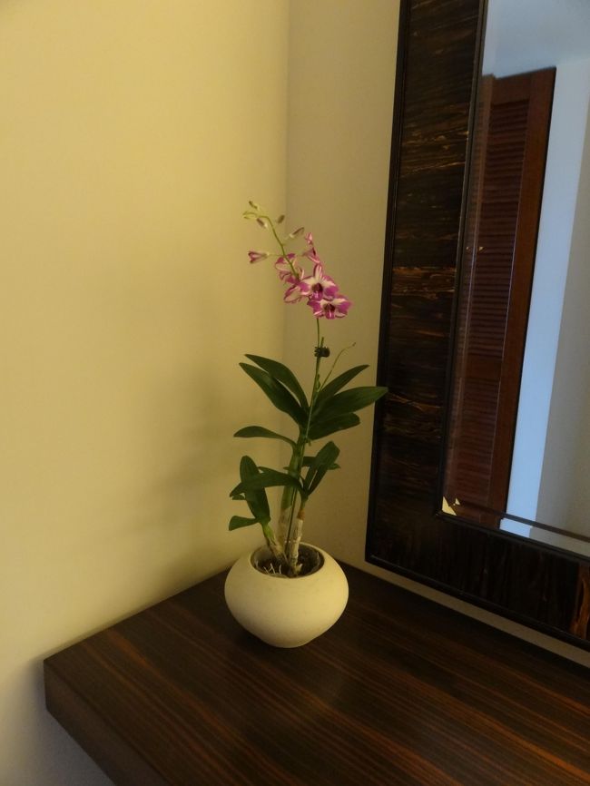 入り口入ると大きな鏡があり、<br />こちらにお花が飾られてます。