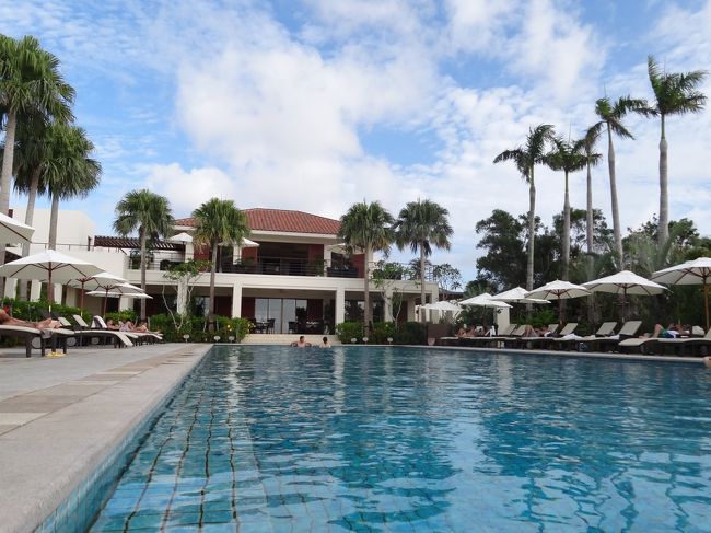 プールの端から見たレセプション。<br />リゾート感たっぷりデス(^_^)