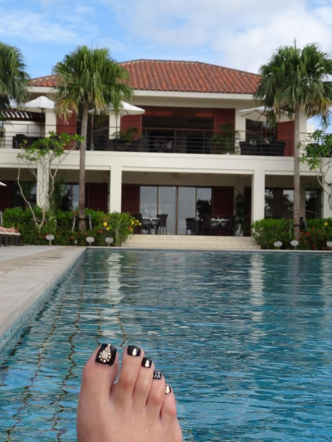 プールに入ってみましたぁ！<br />１５８cmの私でギリギリ顔出るくらい。。。<br />泳げないから浸かるだけ(笑)<br /><br />入ると1段段があるので、そこに座って<br />フットのネイル撮ってみましたぁ(^_-)<br />沖縄の為に新しくしたしね^_^