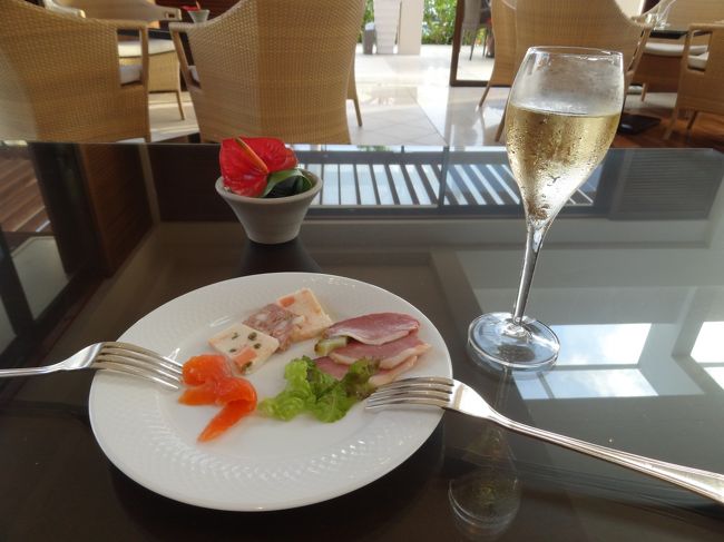 ライブラリー兼ラウンジにやってきましたぁ☆<br />１４時〜１６時まではティータイムです。<br /><br />１７時〜１９時まではカクテルタイム〜♪<br />シャンパンを頂きましたっV(^-^)V<br /><br />少ないですが、ちょっとしたおつまみも<br />あります。<br /><br />こう思うとリッツカールトンでの<br />ラウンジでの軽食はかなりの充実度だなぁ！！