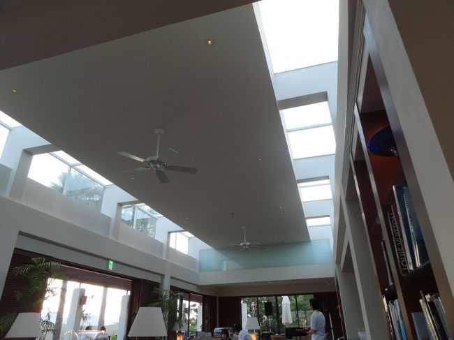 ライブラリーも開放的です。<br /><br />目の前にプールもあるのですが、<br />プールで飲む時は有料になるみたいです。。。