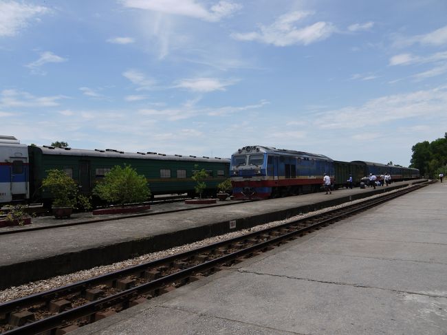 ついうとうとしてしまい焦ったが慌ててチェックアウトして駅へ。列車も40分位送れていたので余裕だった。メジャーを見ながらハノイ入り。