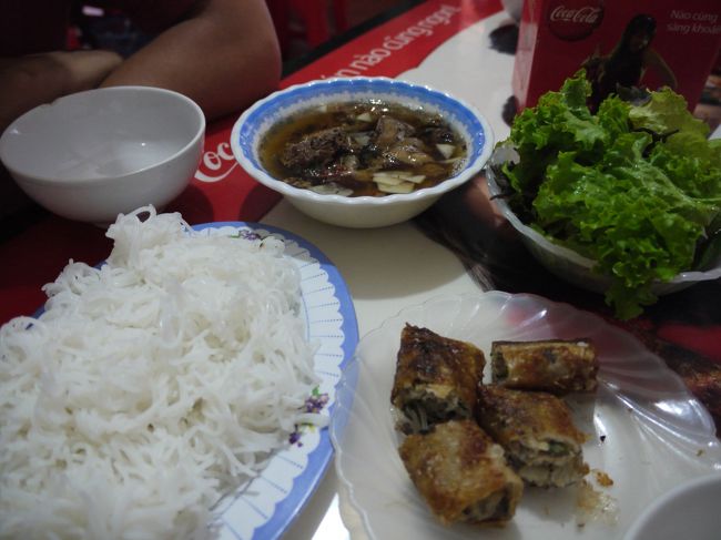 歩いてホテルにはいりハノイ大教会の隣りの店でブンチャーを食べる。