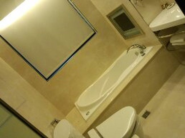 ホテルの中はこんな感じ・・・・<br /><br />ホームページで見るより少し狭いです。<br /><br />Free wifiもあり<br />お水　お菓子などもおいてあります<br /><br />