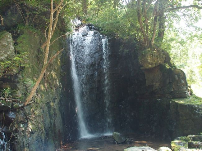 玲瓏の滝(ﾚｲﾛｳの滝）　人工的に作られた滝です。