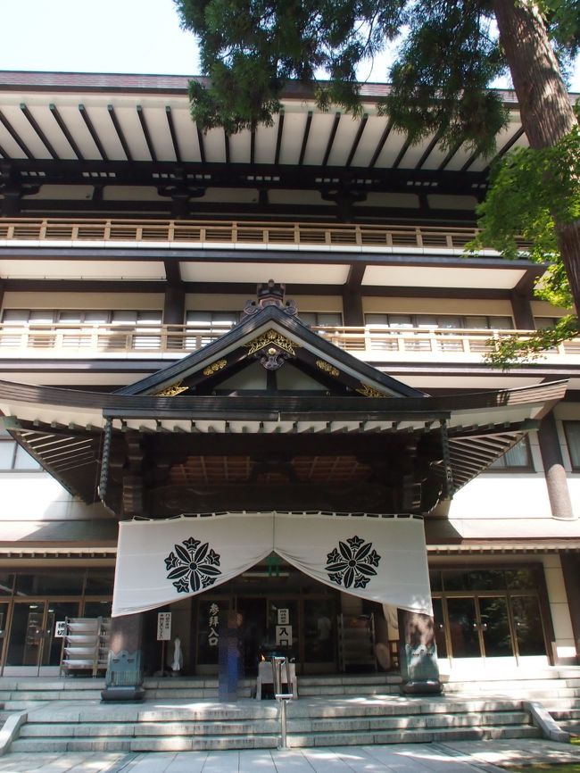 ここから参拝です。<br /><br />入ってすぐの広間で　僧侶の方から　説明を聞いて　順路に沿って回ります。