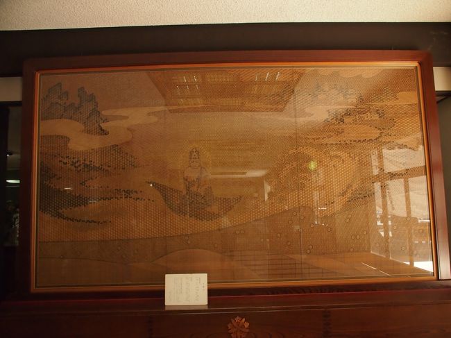 色々な文様が彫られた衝立です。