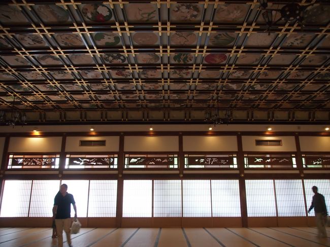 ここの天井には　昭和五年当時の画壇を代表する著名な画家１４４名による　２３０枚の絵が格子一枚一枚に　描かれています。<br /><br />花鳥を中心に描かれた　絵は　傘松閣天井絵の　一冊の本にまとめられています。