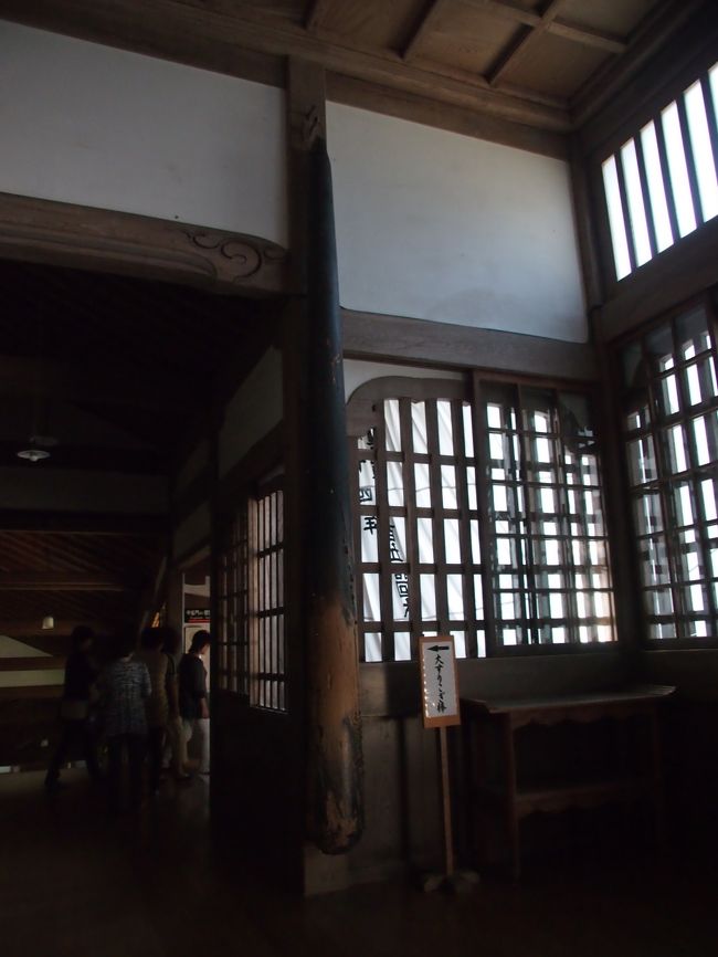 仏殿が改築された時に使われた地突き棒を丸めて　吊り下げられた　大すりこぎ棒。