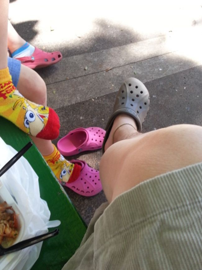 そして全員家からクロックス&amp;半ズボン。<br />飛行機の中もこれで楽チン！\(^^)／<br />因みに冬です。これも羽田便だから出来た。(^o^)