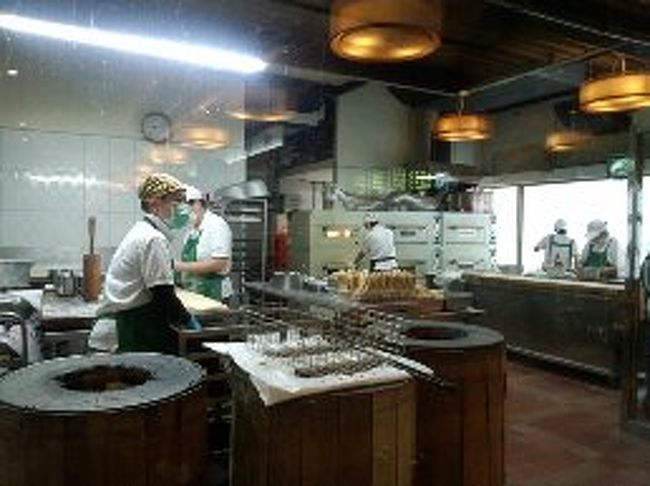 朝ごはんは阜杭豆漿[フーハン・ドゥジャン] <br /><br />行列で有名なお店ですが<br /><br />もう10時すぎなので<br />行列も落ち着いてます。