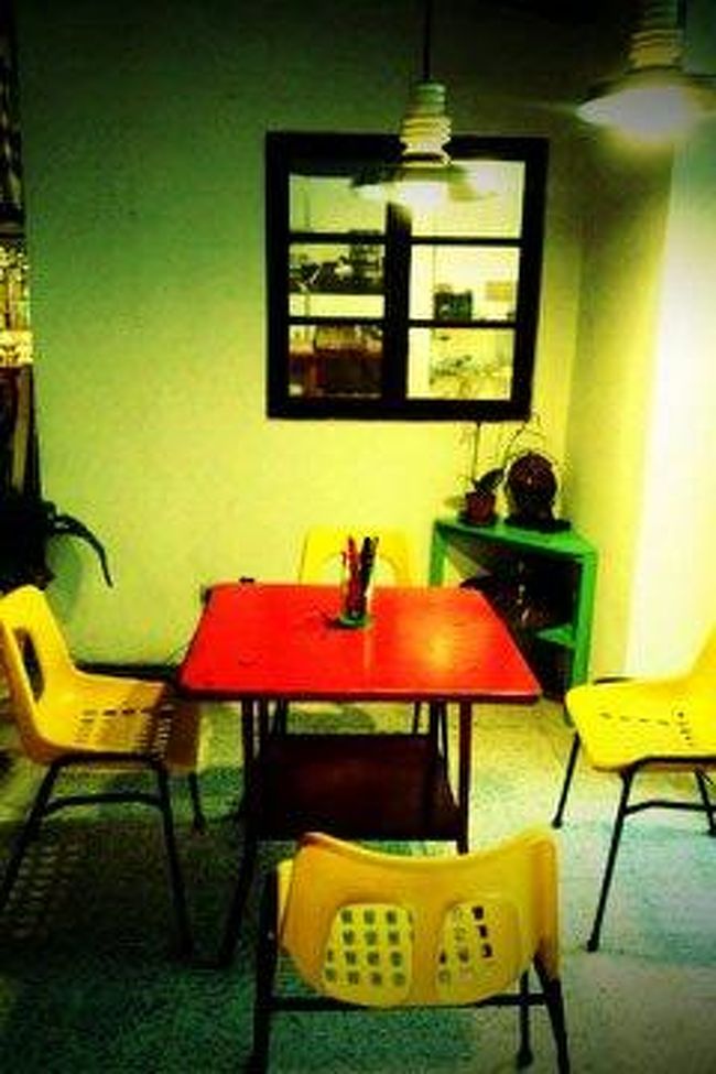 店内はすごくおしゃれです<br /><br />座敷スペースもあり<br />本なども沢山おいてます<br /><br />地元の女子大生？でにぎわってます。