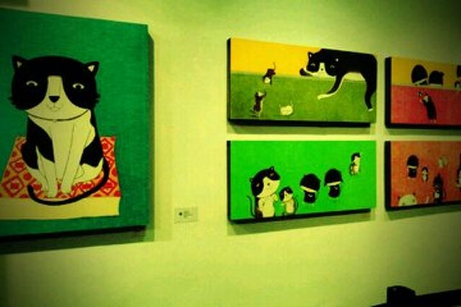 入口は猫の絵が飾ってあります<br /><br />