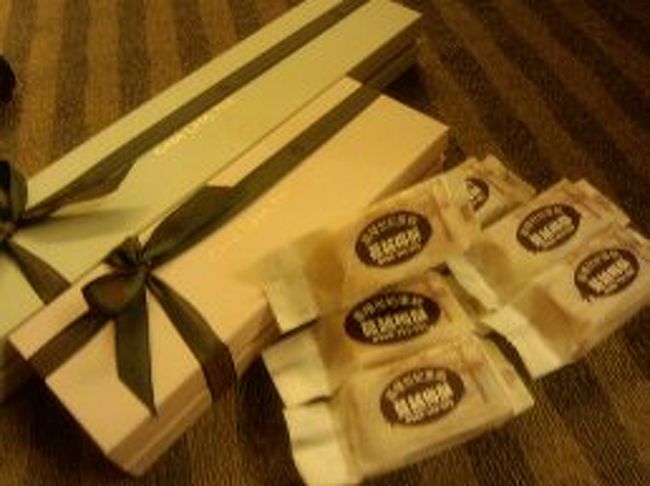 お土産のパイナップルケーキです。<br /><br />CHA CHA THEと<br />基隆のパン屋さんで買った基隆世紀蛋糕のパイナップルケーキです