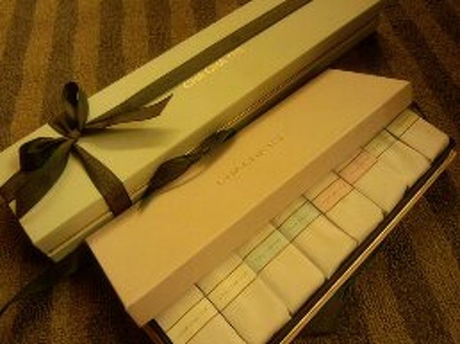 CHA CHA THEのパイナップルケーキは箱入りです<br /><br />