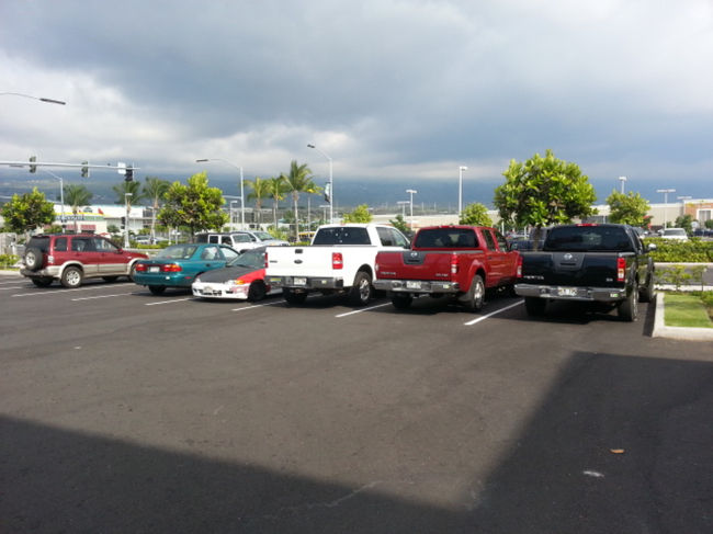 しかしPick up が多い。<br />そして前から駐車、何故なら荷物は後ろに積むでしょ！<br />日本人もこれ覚えた方がいいよ。<br />狭いところにカート通して隣の車にぶつけるなよ！日本人。(>_<)