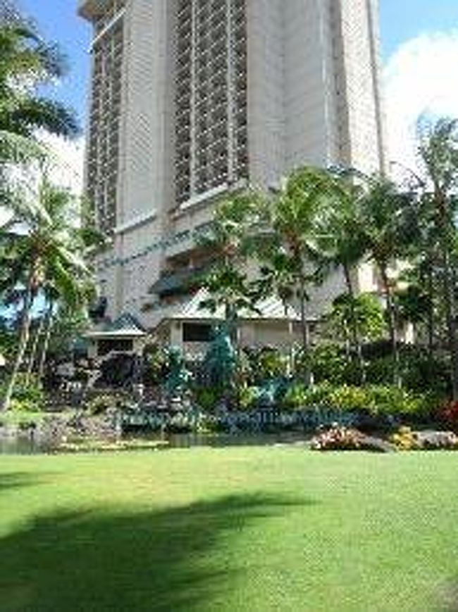 到着したハワイは真っ昼間でした。<br /><br /><br />JTB旅物語のツアーは<br />特にラウンジは寄らずホテルへ直行です。<br /><br /><br />ホテルに到着しとりあえずアラモアナショッピングセンターへ<br />ごはんを食べに来ました<br /><br />前回来た時は一ドル 135円程だったので<br />同じものを食べても全然値段が違う・・・<br /><br />ヒルトンハワイアンビレッジ<br /><br />格安ツアーなのでタパタワーです<br /><br />ちょうど後ろが工事していて海も見えませんT・T