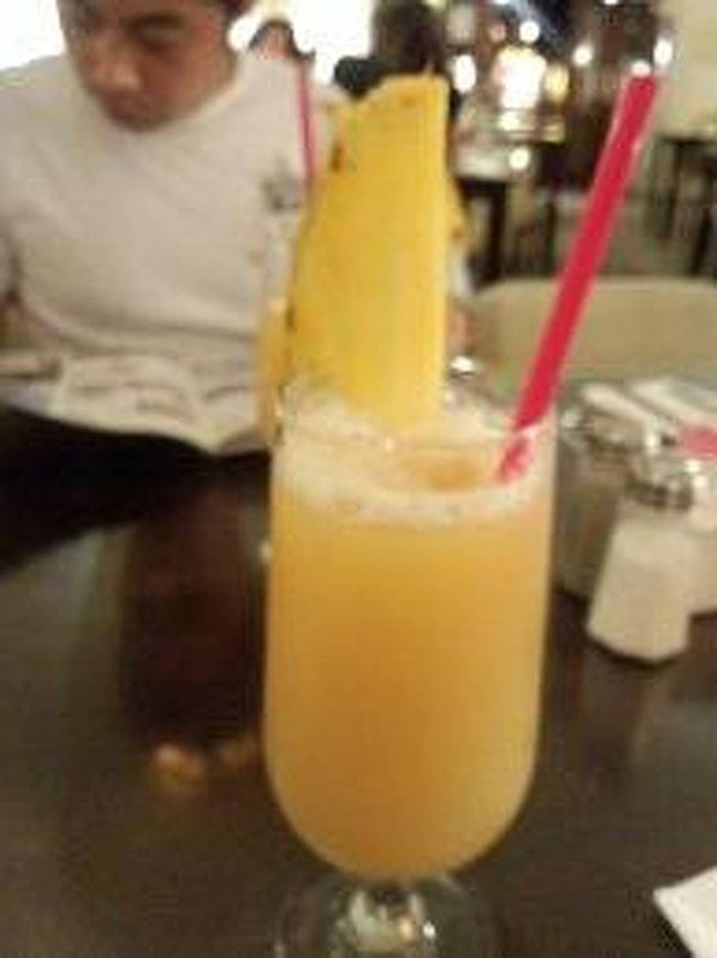 食事にブラブラワイキキまで歩きます。<br /><br /><br />トロリーのチケットは付いてないツアーです<br /><br />JCBカードがあるので<br />ピンクトロリーはあるのですが<br />この時間アラモアナからの帰りで混んでます<br /><br />