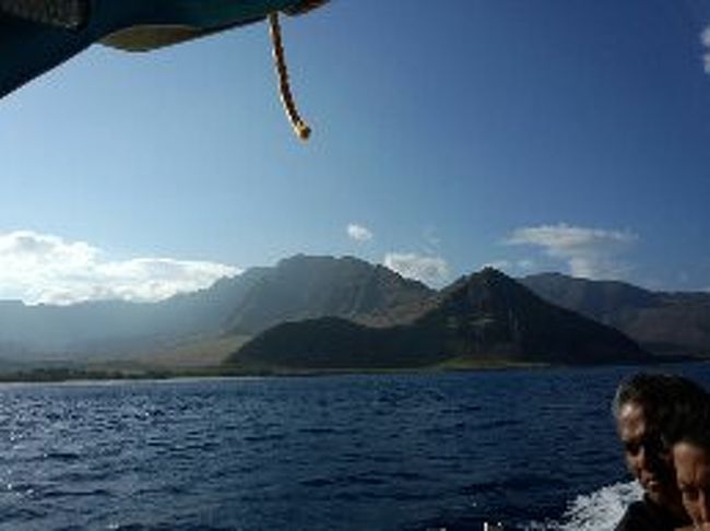 バスで一時間程<br />ワイアナエ港までむかい船に乗ります<br /><br />途中小錦のおうちを通ります。