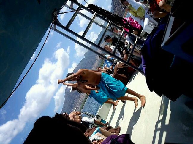 ハワイの人は本当陽気<br /><br />この後場所を移動してシュノーケルです<br /><br />ウミガメ３匹いました！！