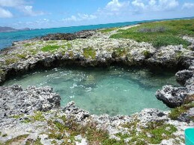 沖に小さな島があります。<br /><br />ため池見たいになっていて透明度も抜群