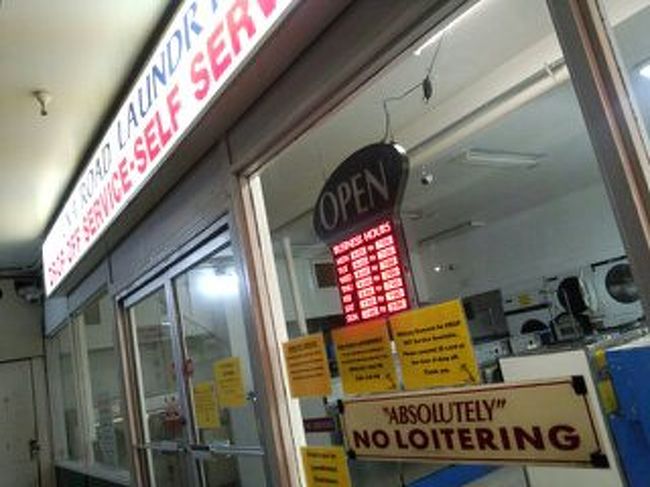 明日帰るのでホテルの近くのコインランドリーでお洗濯<br /><br /><br />ワイナラコーヒーハウスの横をまっすぐ行くとセブンイレブンの隣にあります。<br />夜遅くにはあまり行かない方がいいかも・・・<br /><br />http://goo.gl/maps/2hUkI<br /><br />