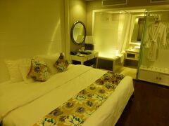 ハノイの空港は市街地からかなり離れているので、ホテルに着くまで1時間近くかかって到着。

宿泊したのは「GOLDEN SILK BOUTIQUE HOTEL」。旧市街にある比較的新しいホテルです。
部屋も広めで快適でした。