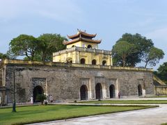 ホテルに荷物を置いてすぐに観光開始。

まずは2010年に世界遺産に登録されたばかりの「タンロン遺跡」へ。
ガイドブックには最終入場は16時までと書かれていたので、急いで向かいましたが、着いたのが16:10。入場は無理かと思って入口に行ってみると、普通にチケットを購入できました。この日一番見たかった場所だったので入ることが出来て良かった！
