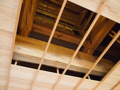 箱館奉行所の天井に穴が開いていて何事かと思ったら、梁を公開中との事。
