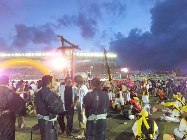 コザ運動公園（全島エイサー会場）<br /><br />沖縄に到着して、先ずここにやって来ました。<br />見たかったんです。本気のエイサー♪<br />観光地やホテルのイベントでは何度も見たんですけど<br />僕の中では、これが本物だと勝手に思ってます。<br /><br />観覧席以外は入場料は掛かりません。問題は、ここに<br />来るまでの道のりです。シャトルバスがいくつも出てる<br />のですが、その出発点になる駐車場がわかりません…。<br /><br />結局、有料駐車場にいれて約２?の道のりを歩きました。<br />というのは、シャトルバス乗り場に人が溢れていて<br />「ここからなら、歩いた方が早いですよ」と係員の人に<br />言われたからです。結果、その通りでした。<br /><br />肝心のエイサーですが、サイコーでした！！<br />また、いつか見に来たいです♪<br /><br />　　　コリンザパーキング駐車場代２００円（２ｈ）也