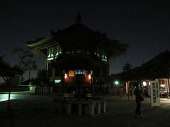 特にライトアップされていない南円堂も撮ってみました。
（帰り道だったので）