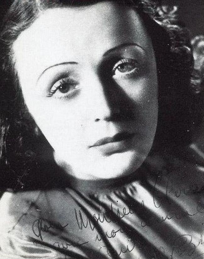 エディット・ピアフ<br />パリの貧民の子として生まれたが辛苦の人生の末フランスの国民的歌手となった。<br />代表的な歌は「バラ色の人生」、「愛の賛歌」、「パリの空の下」など。<br />１９１５～１９６３年。