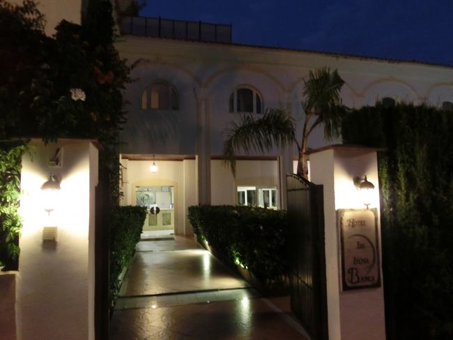 入口も、雰囲気ありますね！<br /><br />では、夕飯を食べに海岸のほうへまた歩きます。