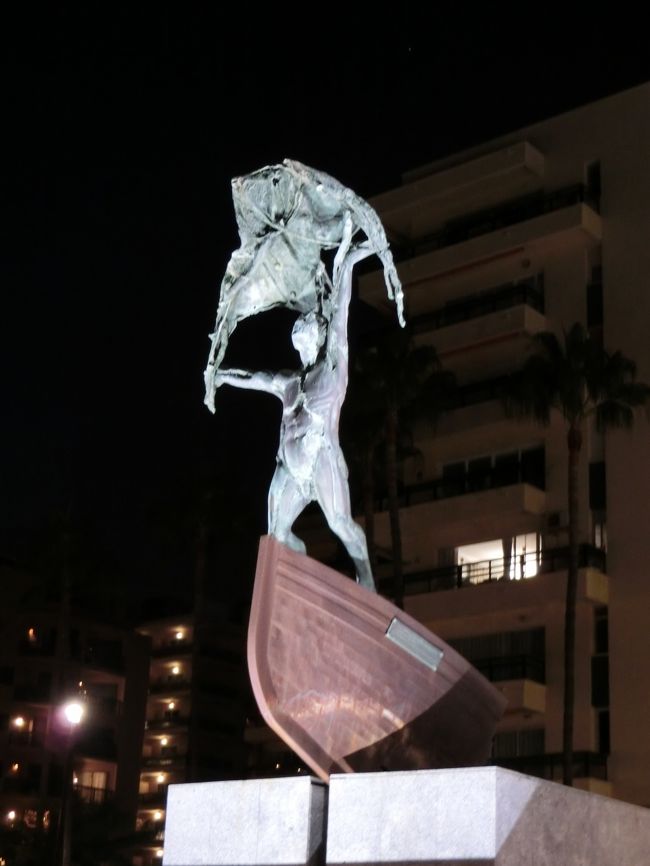 この像もライトアップされています。