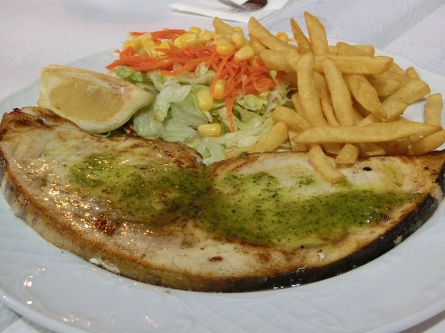 カジキマグロのグリル。<br />薄いけれど、大きいからお腹いっぱいに。