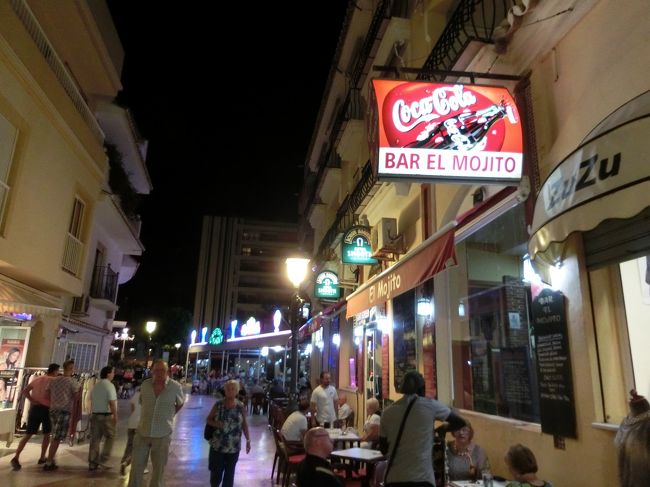 1本裏道的なところですが、人がいっぱい。