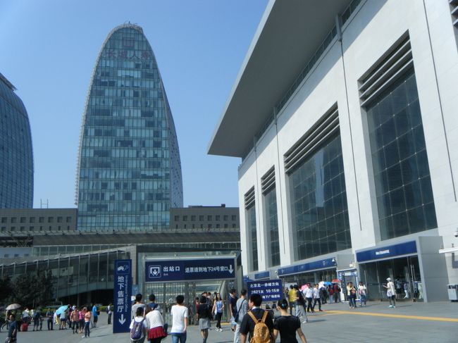 これが北京北駅です。正確には北京北站(bĕi jīng bĕi zh&amp;agrave;n)、地下鉄では二番線の西直門(xizhimen)でおります。地下鉄は北京市政交通カードというデポジット20元、初期課金20元、計40元のカードが便利で、S2列車もそのカードでのれますし、北駅で切符を買うのにも並ばずに便利です。