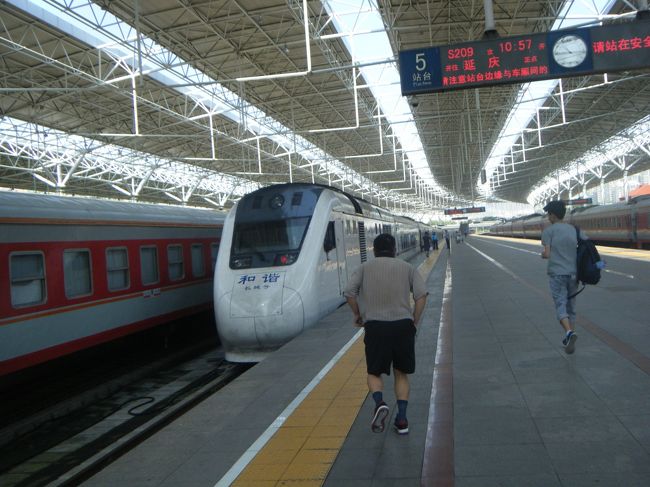 これがS2列車。私が乗ったのは10:57分発のS209です。交通カードだったおかげで55分に飛び込みましたがホームが長くてダッシュでした。目的地は、終点ではなく八達嶺站(bā d&amp;aacute; lǐng zh&amp;agrave;n )という駅で12:10着でした。なお、9:02発10:10着のS201だともっと楽しめるでしょう。そうそう値段は6元です。<br />