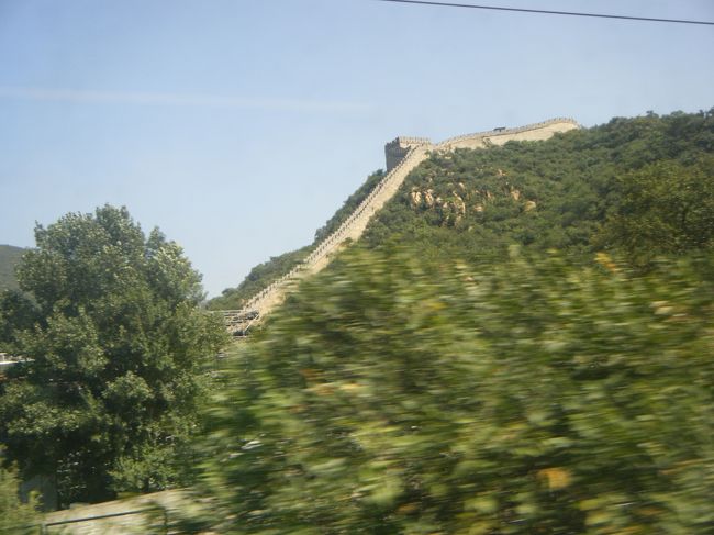 八達嶺站が近づいてくると、車窓から万里長城の一部が見えます。列車は一旦、手前の駅で停車して、そこからスイッチバックで八達嶺站に向かいます。あわてて降りようとして、切符売りの人に止められる人もかなりいます。
