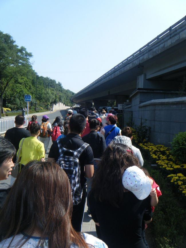 駅で降りても、さらに15分ほど歩かないと入り口には行けません。延々と人の列です。バスは入り口の前に広い駐車場があります。やはり、列車ではなくバスがメインの観光地です。